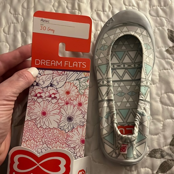 1/$10 or 2/$15 LUV DREAM FLATS Aztec Grey Euro size 30 (12/13) - Picture 2 of 3